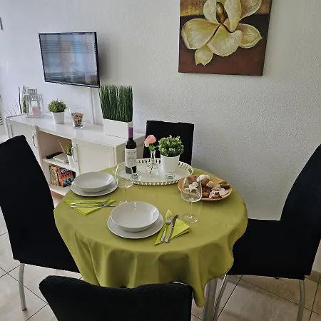 Casa Palmera 3 Only 150 Metres To The Beach, Heated Pool, Wifi, Sat-tv, Balcony