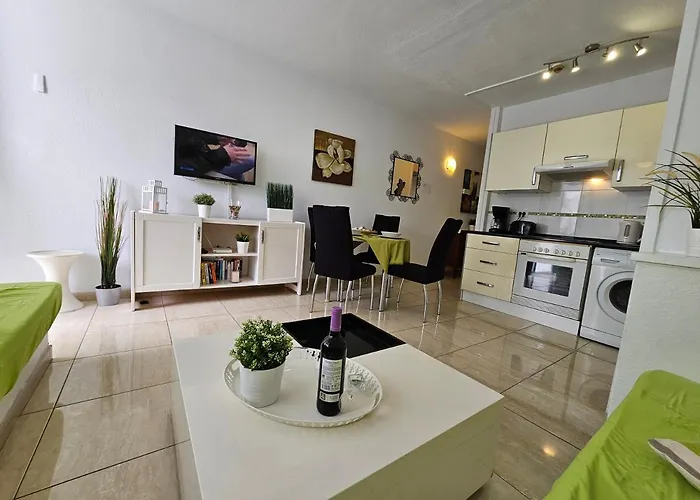 Casa Palmera 3 Only 150 Metres To The Beach, Heated Pool, Wifi, Sat-tv, Balcony 阿罗纳