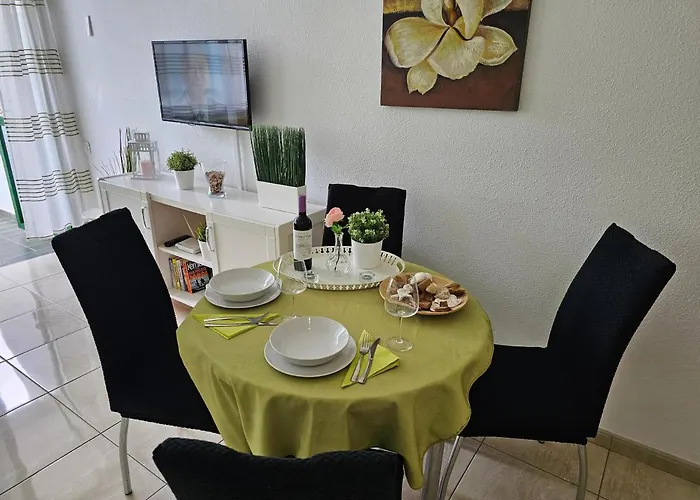Casa Palmera 3 Only 150 Metres To The Beach, Heated Pool, Wifi, Sat-tv, Balcony