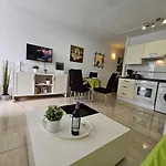 Casa Palmera 3 Only 150 Metres To The Beach, Heated Pool, Wifi, Sat-tv, Balcony ארונה