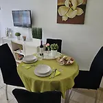 Casa Palmera 3 Only 150 Metres To The Beach, Heated Pool, Wifi, Sat-tv, Balcony